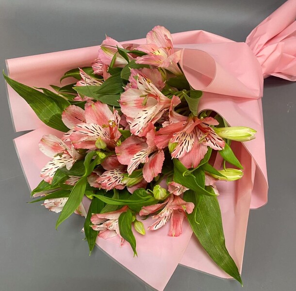 Букет альстромерий, артикул F1378899 - 3818 рублей, доставка по городу. Flawery - доставка цветов