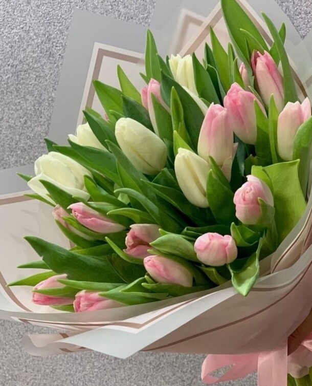 Букет 25 тюльпанов, артикул F1378922 - 9409 рублей, доставка по городу. Flawery - доставка цветов