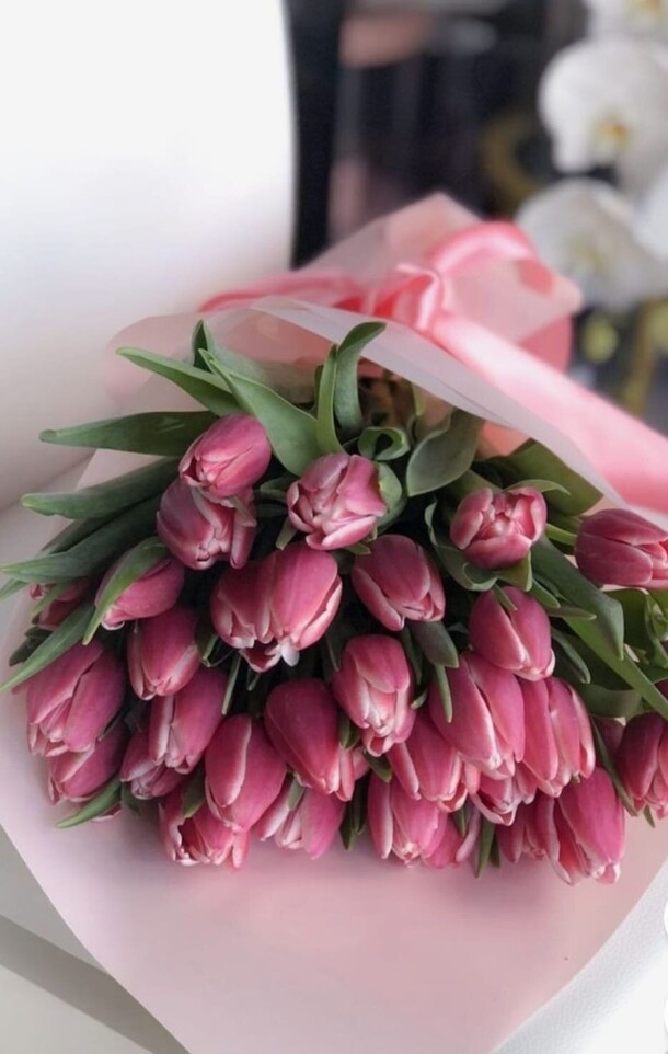 Букет 37 тюльпанов, артикул F1379209 - 15182 рублей, доставка по городу. Flawery - доставка цветов