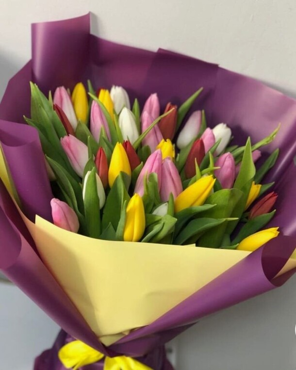 Букет 65 тюльпанов, артикул F1379210 - 23456 рублей, доставка по городу. Flawery - доставка цветов