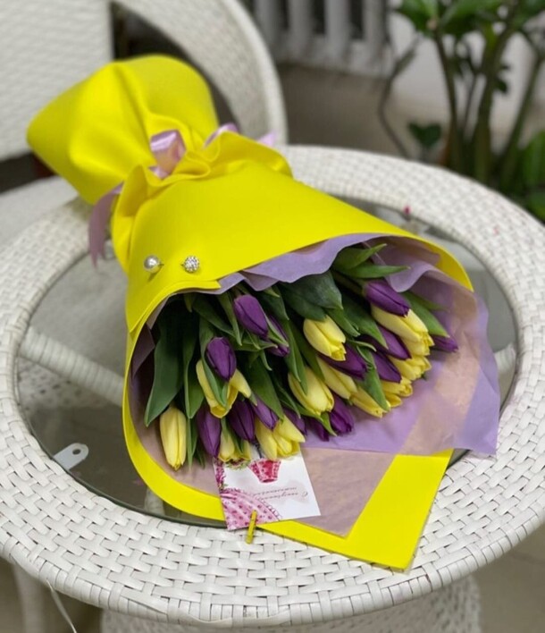 Букет тюльпанов «контраст», артикул F1380498 - 10273 рублей, доставка по городу. Flawery - доставка цветов