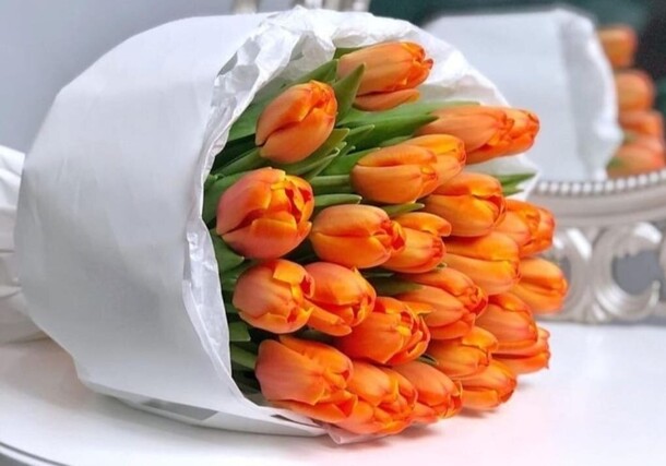 Букет оранжевых тюльпанов, артикул F1380503 - 8136 рублей, доставка по городу. Flawery - доставка цветов