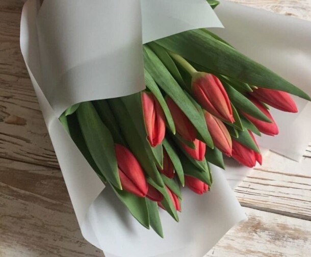 Букет красных тюльпанов, артикул F1381180 - 6001 рублей, доставка по городу. Flawery - доставка цветов