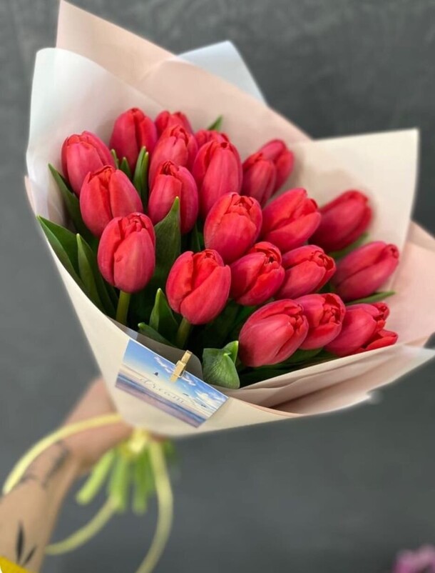 Букет красных тюльпанов, артикул F1381241 - 7409 рублей, доставка по городу. Flawery - доставка цветов