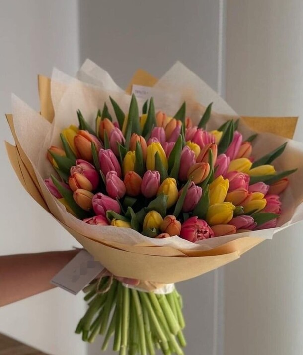 Букет тюльпанов «весенняя палитра», артикул F1381408 - 17818 рублей, доставка по городу. Flawery - доставка цветов