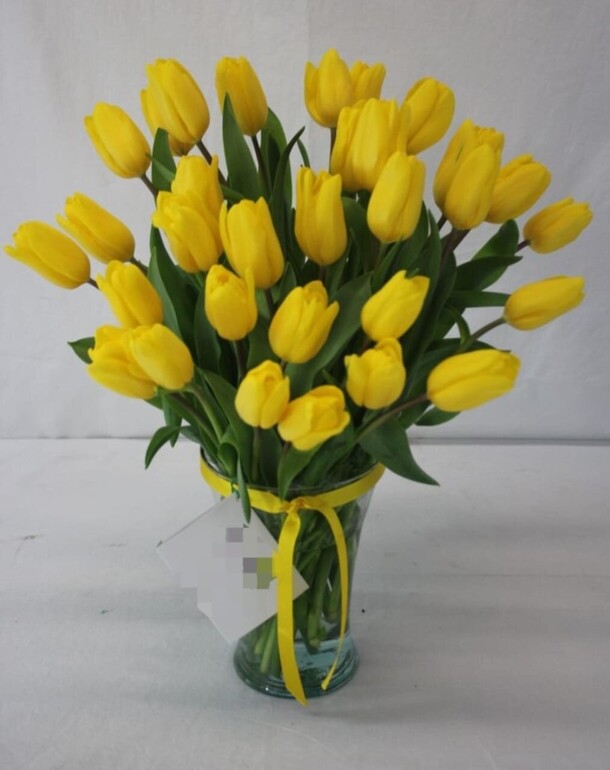Букет желтых тюльпанов под ленту, артикул F1382834 - 14696 рублей, доставка по городу. Flawery - доставка цветов