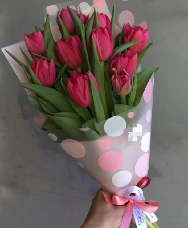 Букет красных тюльпанов, артикул F1384115 - 4356 рублей, доставка по городу. Flawery - доставка цветов