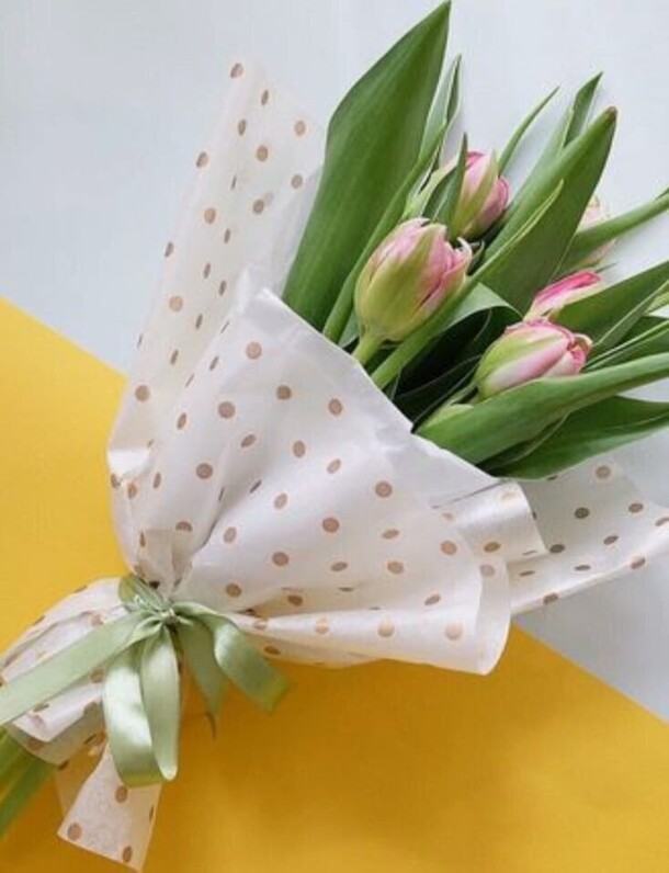 Букет-комплимент из тюльпанов, артикул F1384117 - 4076 рублей, доставка по городу. Flawery - доставка цветов