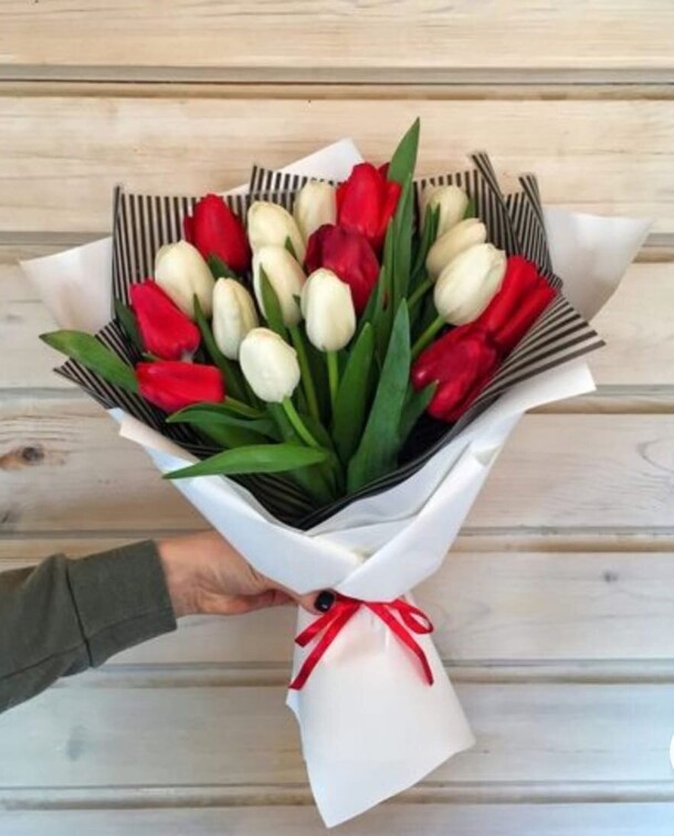 Букет из 19 тюльпанов, артикул F1384118 - 6974 рублей, доставка по городу. Flawery - доставка цветов