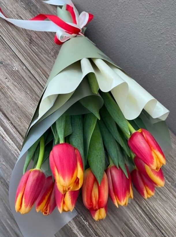 Букет тюльпанов на 8 марта, артикул F1384120 - 4356 рублей, доставка по городу. Flawery - доставка цветов