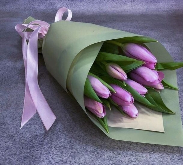 Букет-комплимент из фиолетовых тюльпанов, артикул F1384122 - 3630 рублей, доставка по городу. Flawery - доставка цветов