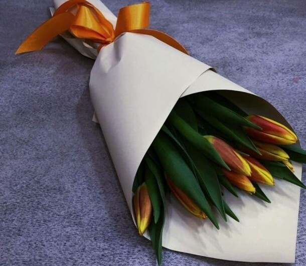 Букет-комплимент из тюльпанов, артикул F1384123 - 3630 рублей, доставка по городу. Flawery - доставка цветов