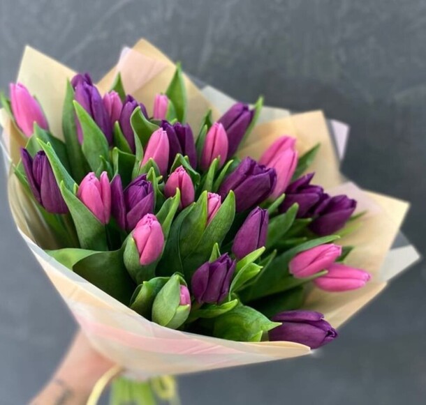 Стильный букет тюльпанов, артикул F1384128 - 12320 рублей, доставка по городу. Flawery - доставка цветов