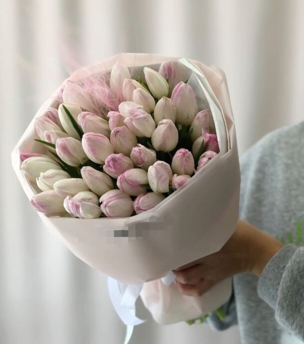 Букет тюльпанов «ваниль», артикул F1384133 - 9889 рублей, доставка по городу. Flawery - доставка цветов