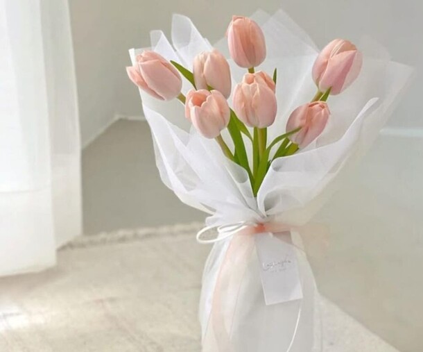 Букет-комплимент из тюльпанов на 8 марта, артикул F1384138 - 4389 рублей, доставка по городу. Flawery - доставка цветов