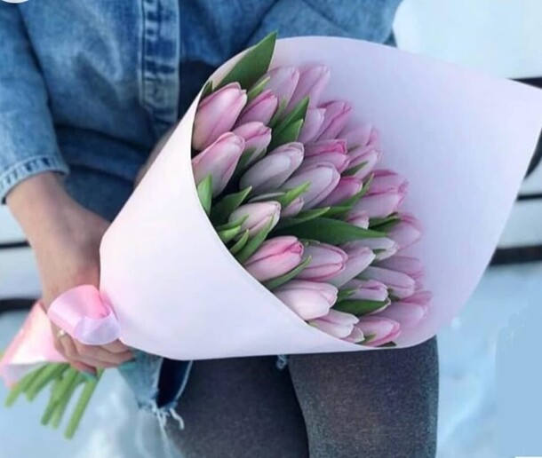 Букет из 33 тюльпанов, артикул F1386136 - 12320 рублей, доставка по городу. Flawery - доставка цветов