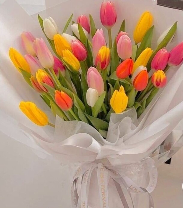 Букет тюльпанов «яркая весна», артикул F1386151 - 12320 рублей, доставка по городу. Flawery - доставка цветов