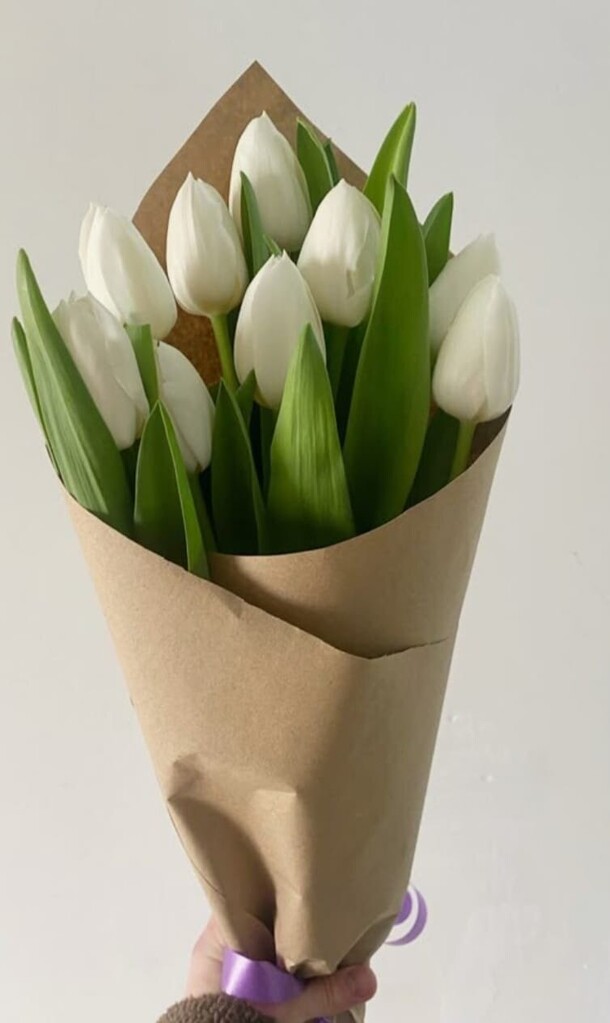 Букет белых тюльпанов в крафте, артикул F1386168 - 3960 рублей, доставка по городу. Flawery - доставка цветов