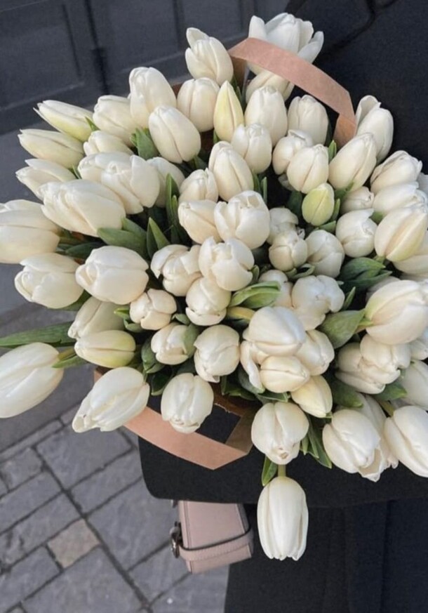 51 белый тюльпан в букете, артикул F1387737 - 12893 рублей, доставка по городу. Flawery - доставка цветов