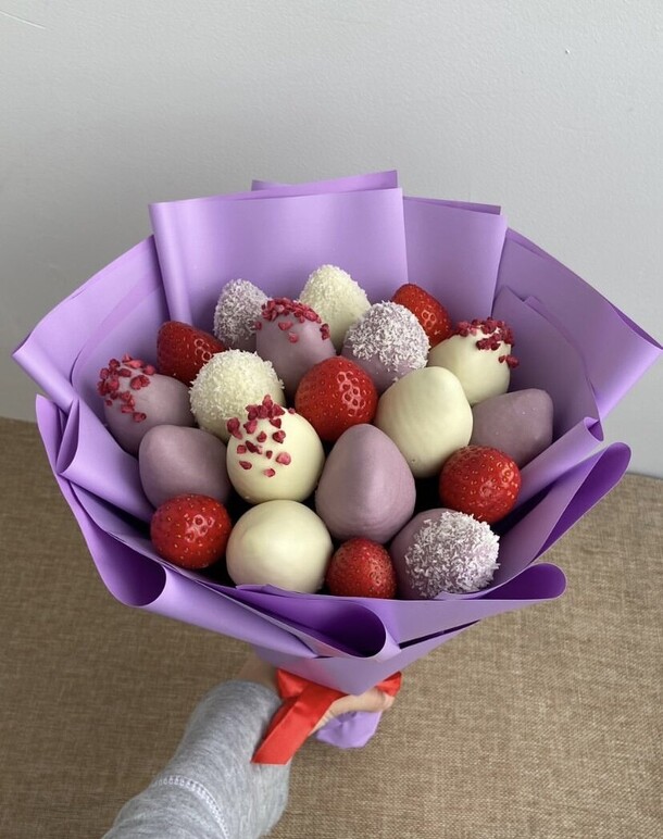 Букет из клубники в шоколаде, артикул F1282501 - 3800 рублей, доставка по городу. Flawery - доставка цветов