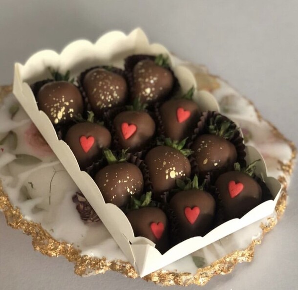 Клубника в шоколаде в коробочке, артикул F1282529 - 2400 рублей, доставка по городу. Flawery - доставка цветов