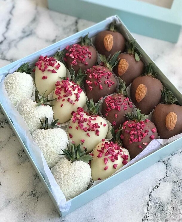 Клубника в бельгийском  шоколаде в коробочке, артикул F1282534 - 3450 рублей, доставка по городу. Flawery - доставка цветов