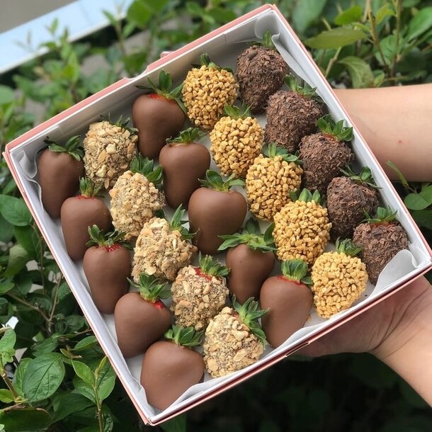 Клубника в шоколаде в коробочке, артикул F1283292 - 4900 рублей, доставка по городу. Flawery - доставка цветов