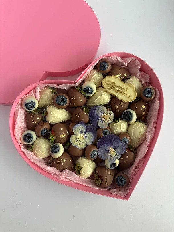 Сердце с клубникой и голубикой в шоколаде, артикул F1283323 - 6500 рублей, доставка по городу. Flawery - доставка цветов