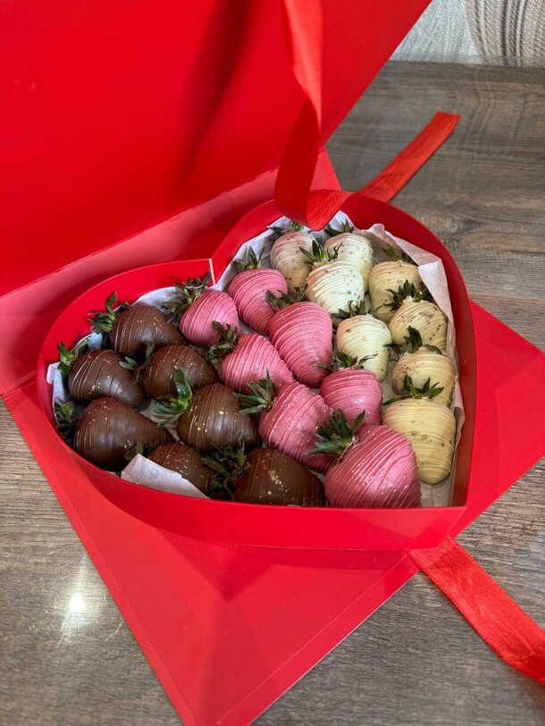 Сердце с клубникой в шоколаде, артикул F1283328 - 5500 рублей, доставка по городу. Flawery - доставка цветов