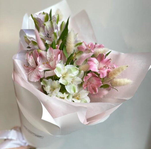 Альстромерии 5шт, артикул F1435245 - 2500 рублей, доставка по городу. Flawery - доставка цветов