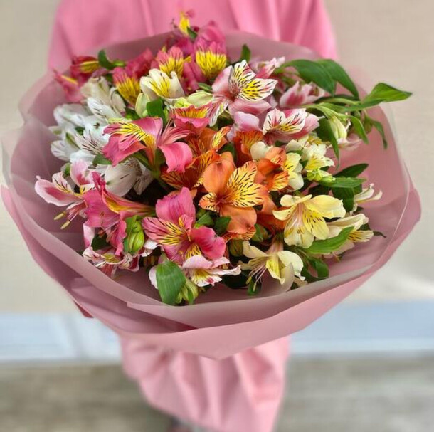 Альстромерии 13шт, артикул F1435247 - 4100 рублей, доставка по городу. Flawery - доставка цветов