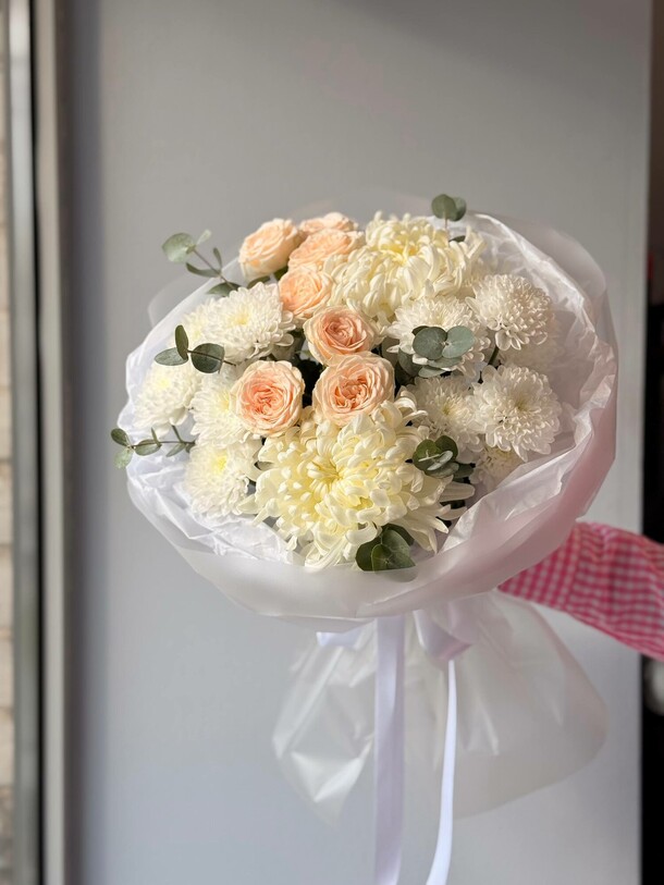 Букет с кустовыми розами и хризантемой, артикул F1473548 - 4400 рублей, доставка по городу. Flawery - доставка цветов