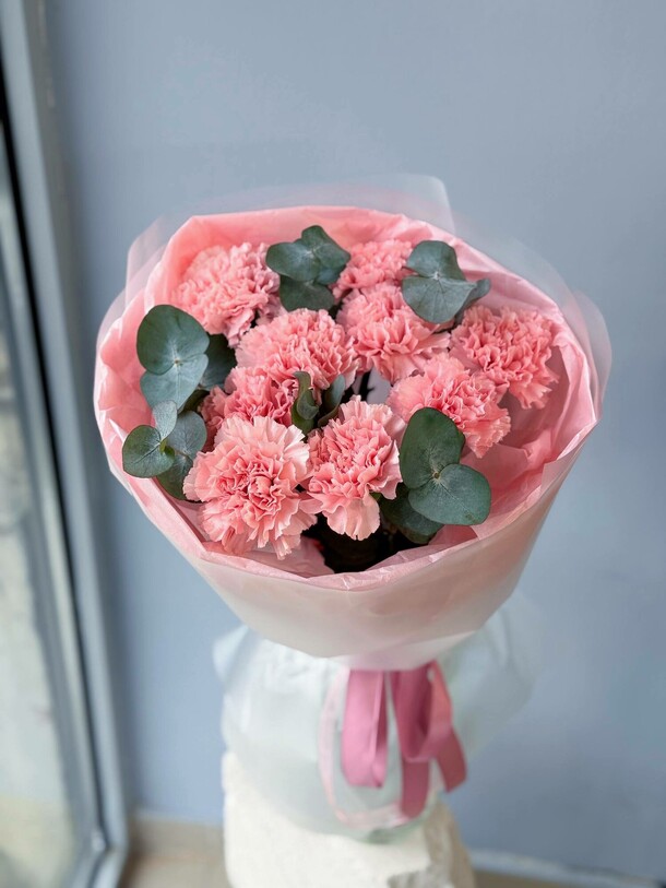 Диантусы с эвкалиптом, артикул F1480196 - 2800 рублей, доставка по городу. Flawery - доставка цветов