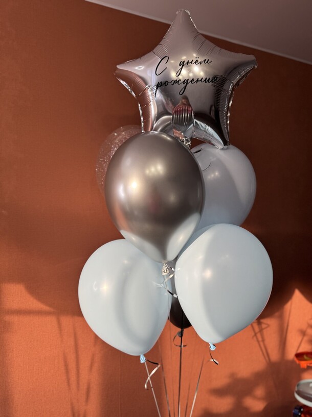 Композиция на день рождения голубой хром, артикул F1283002 - 1690 рублей, доставка по городу. Flawery - доставка цветов