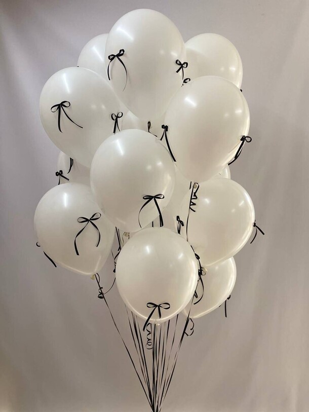 12 воздушных шаров с бантиками, артикул F1336040 - 2390 рублей, доставка по городу. Flawery - доставка цветов