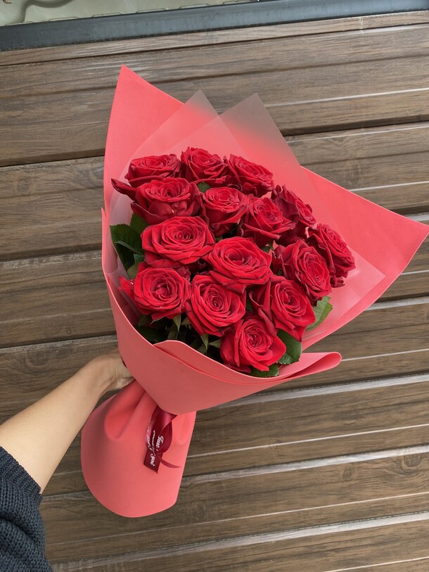 Букет классических красных роз, артикул F1294761 - 10185 рублей, доставка по городу. Flawery - доставка цветов