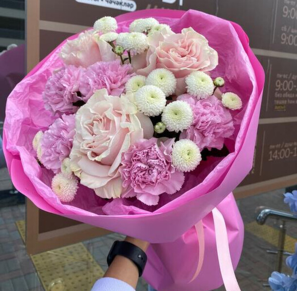 Букет розы, хризантемы и диантусы, артикул F1312415 - 6720 рублей, доставка по городу. Flawery - доставка цветов