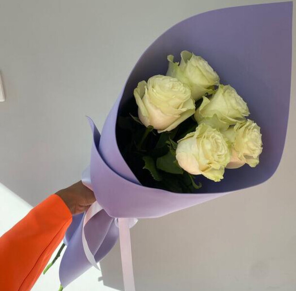 Белые розы эквадор, артикул F1321147 - 3570 рублей, доставка по городу. Flawery - доставка цветов