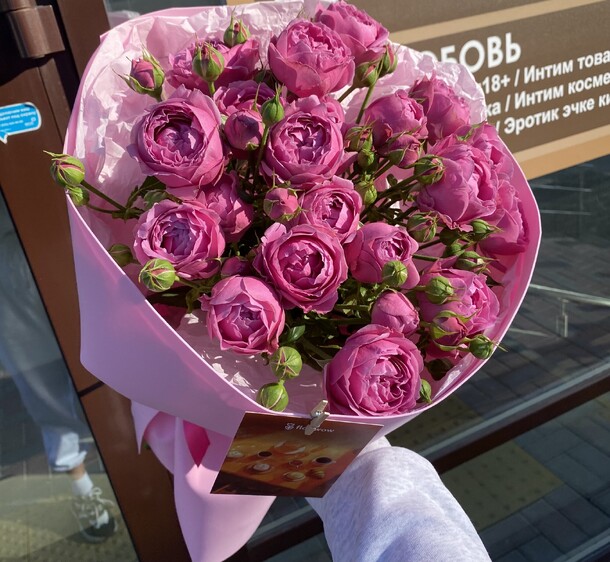 Пмоновидные кустовые розы, артикул F1331573 - 11025 рублей, доставка по городу. Flawery - доставка цветов