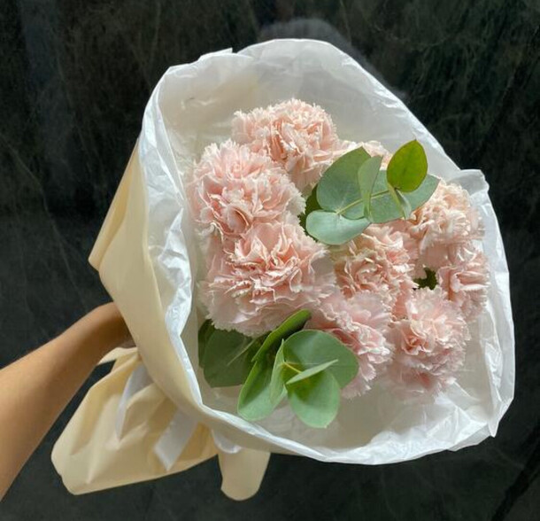 Букет диантусы и эвкалипт, артикул F1336373 - 3485 рублей, доставка по городу. Flawery - доставка цветов