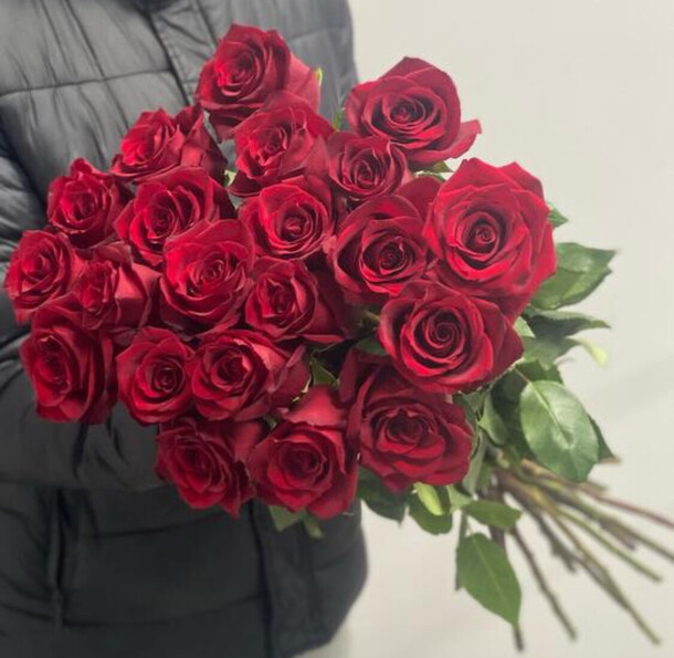 Высокие красные розы, артикул F1339852 - 14280 рублей, доставка по городу. Flawery - доставка цветов