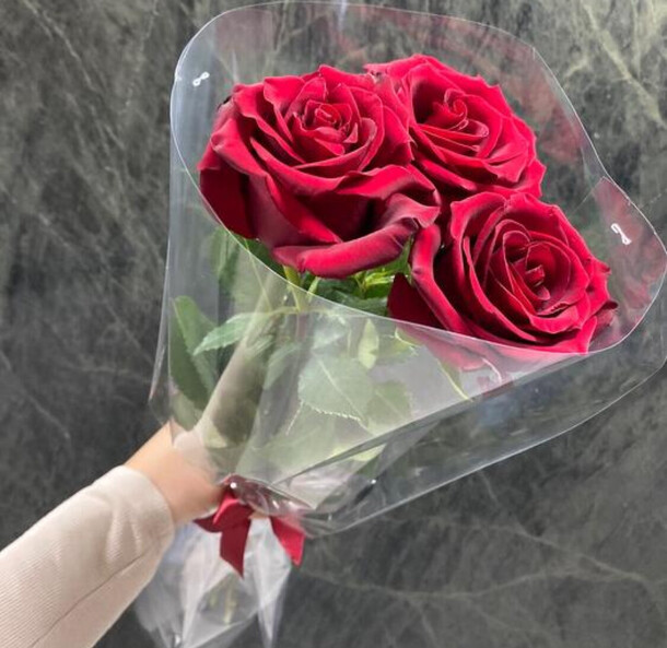 Букет красные розы эквадор, артикул F1367931 - 1800 рублей, доставка по городу. Flawery - доставка цветов