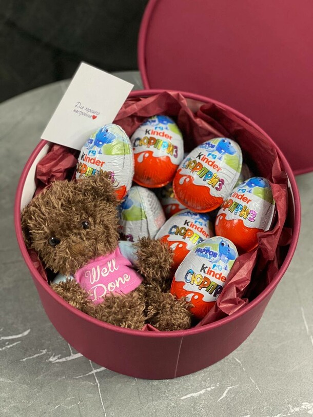 Коробка киндер сюрпризов и мишка, артикул F1375310 - 4900 рублей, доставка по городу. Flawery - доставка цветов