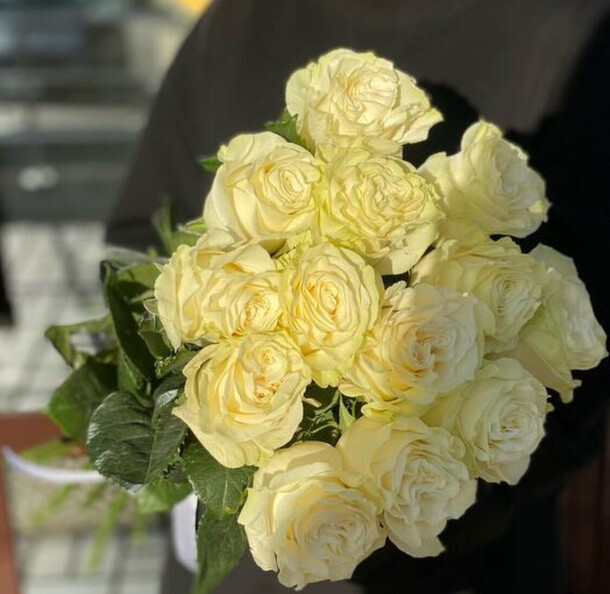 Белые розы эквадор, артикул F1380891 - 8190 рублей, доставка по городу. Flawery - доставка цветов