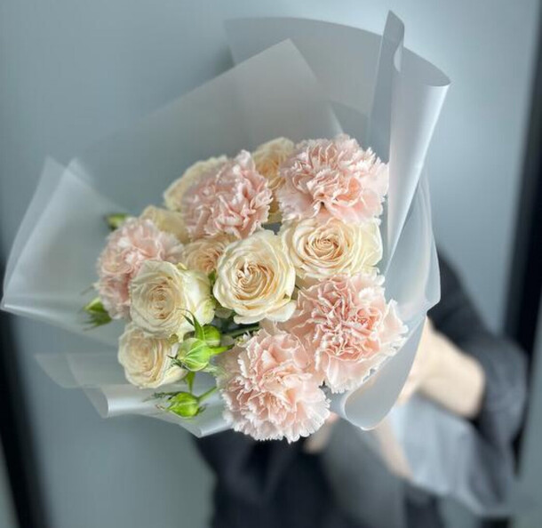 Пионовидные розы и диантусы, артикул F1382033 - 6500 рублей, доставка по городу. Flawery - доставка цветов