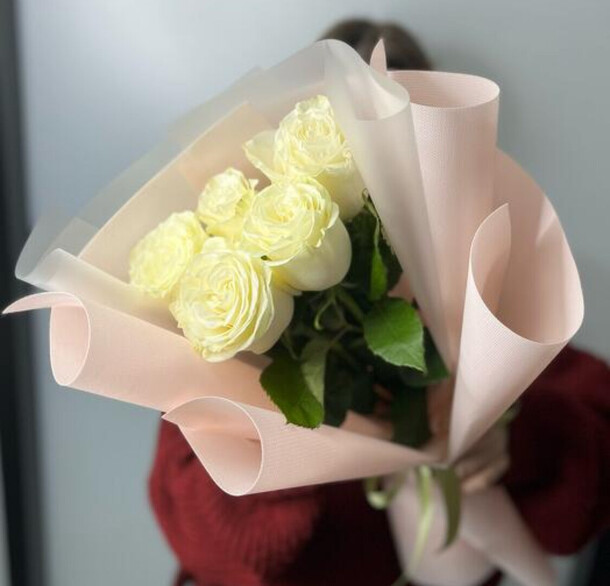 Букет белых роз эквадор, артикул F1383738 - 3990 рублей, доставка по городу. Flawery - доставка цветов