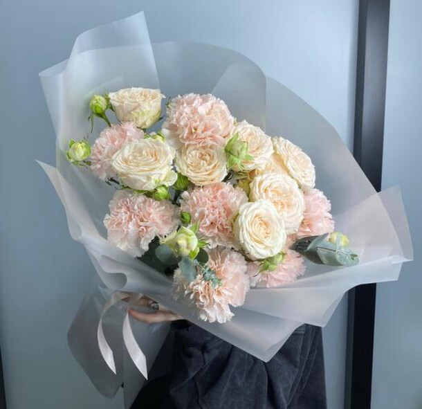 Букет кустовые розы и диантусы, артикул F1384913 - 7900 рублей, доставка по городу. Flawery - доставка цветов