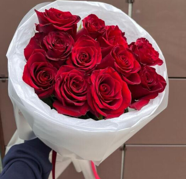Букет красных роз в стильном оформлении, артикул F1416965 - 7900 рублей, доставка по городу. Flawery - доставка цветов