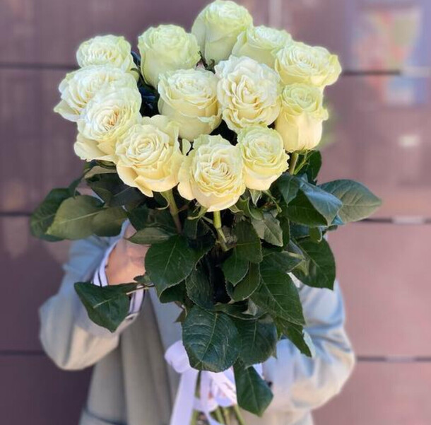 Высокие белые розы эквадор, артикул F1416969 - 9555 рублей, доставка по городу. Flawery - доставка цветов