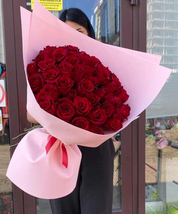 51 роза красная в оформлении, артикул F1425317 - 38430 рублей, доставка по городу. Flawery - доставка цветов